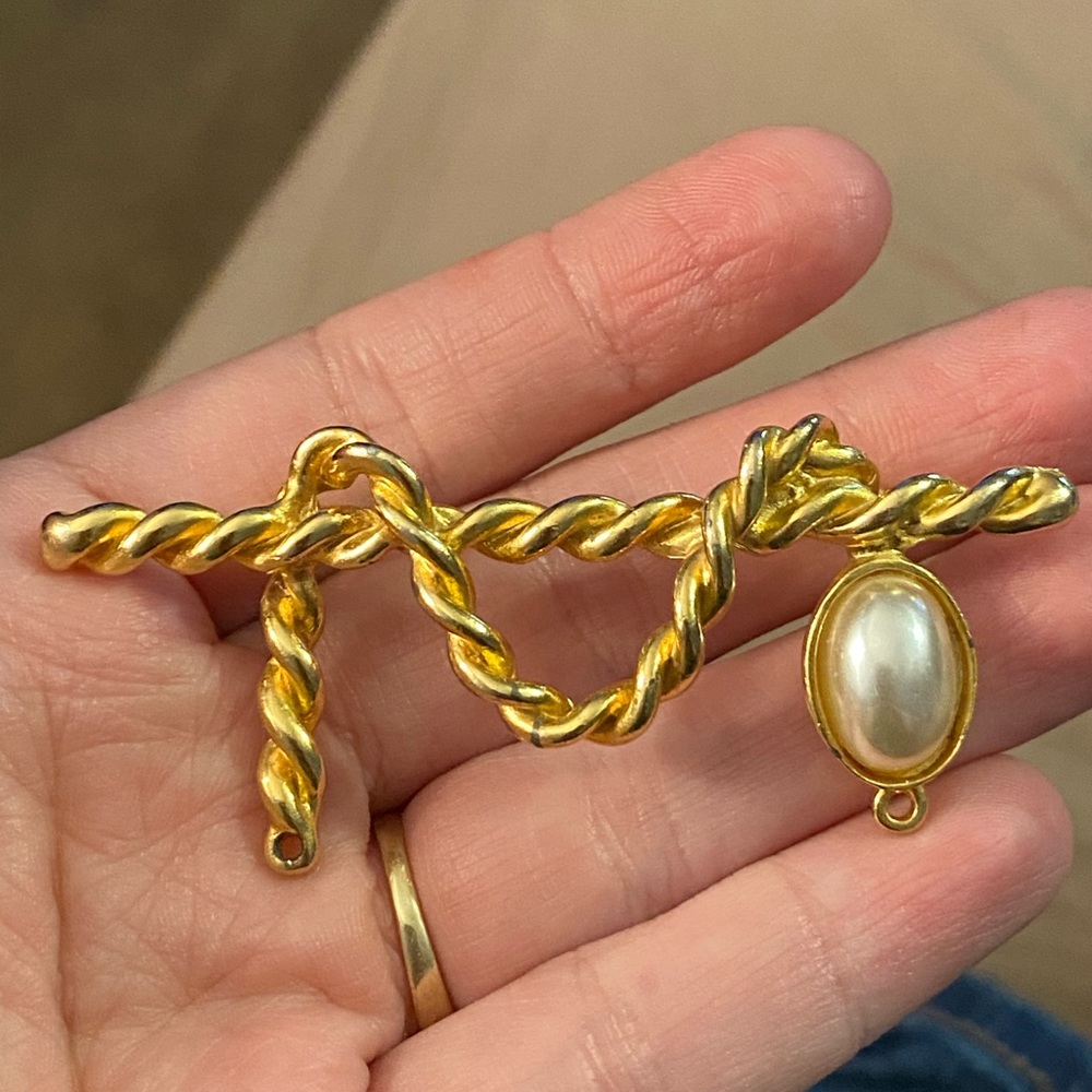 Vintage Gold Brooch with Pearl